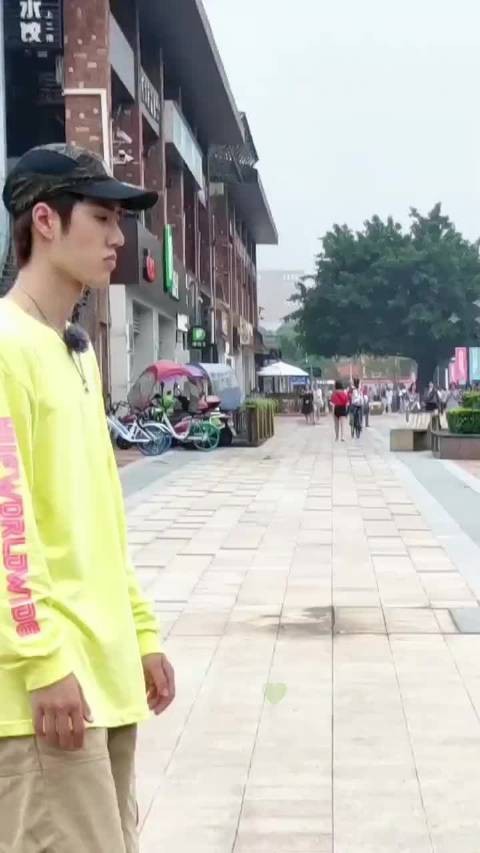 在一众人当中，属王一博最出众！最好看！