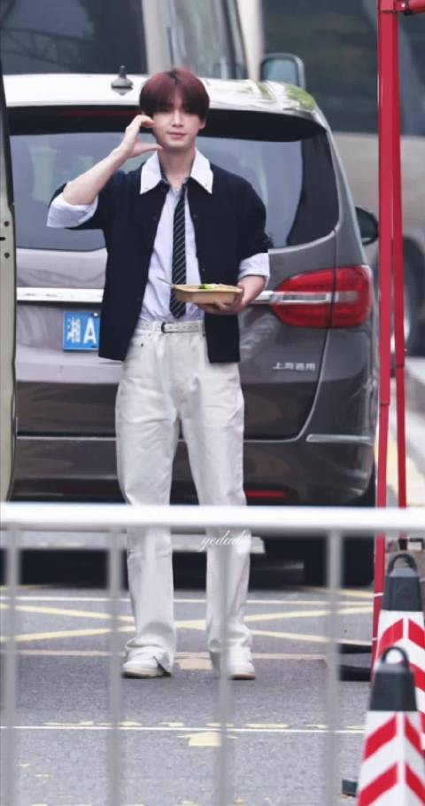 姚琛饭没吃完端饭赶赴披荆斩棘2026彩排