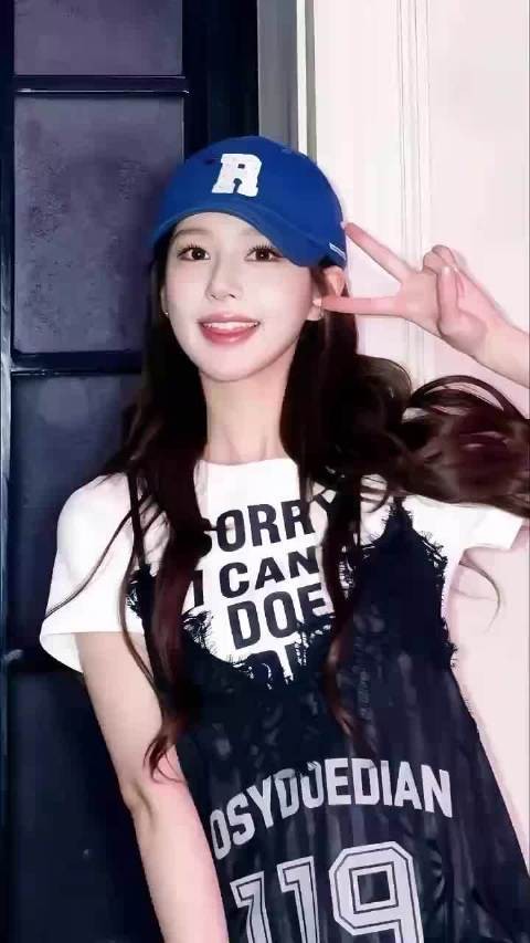 又一位明星带着自己旗下的艺人走红毯