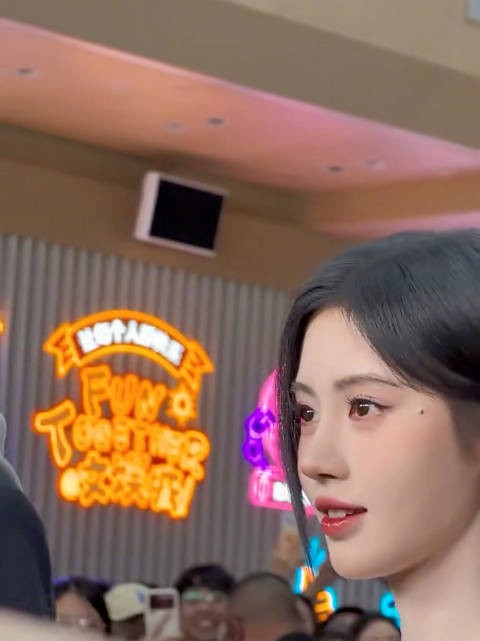 鞠婧祎生图皮肤零毛孔,陈都灵可见毛孔纹路