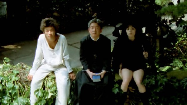一个警察爬上围墙抓人，结果脚下一滑，整个人卡在汽车和围墙之间，动弹不得