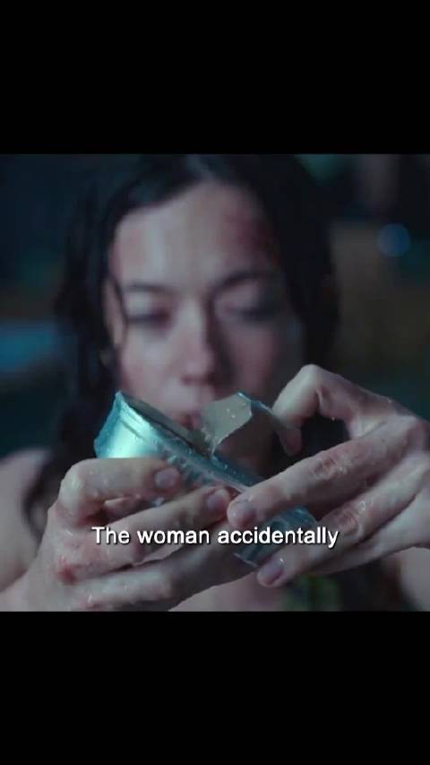 当女人不小心扯掉了罐头上的拉环
