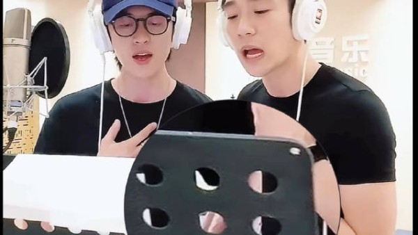 怎么回事,你俩又在背后偷偷牵手