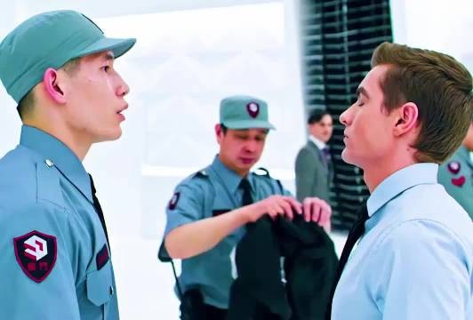 四个魔术师用一张扑克牌戏耍保安