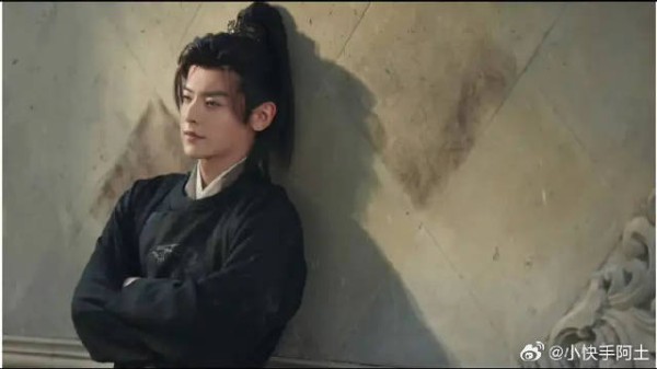 疯骨染血，仇刃藏笑，疯批少年血染眸，满腹仇恨战天下