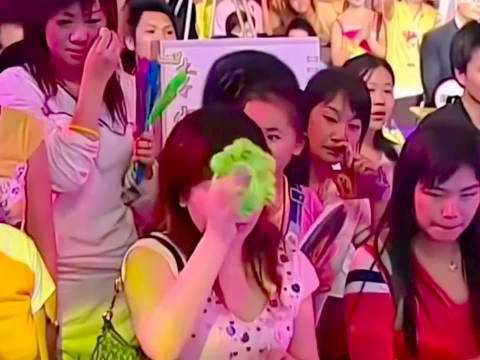 何洁大婚称李宇春未回短信 李宇春翻查至凌晨两点称未收邀请