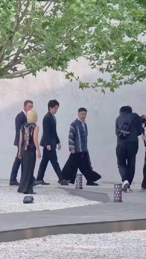大头气质拿捏得死死的，又酷又帅颜值去拍戏都没谁了
