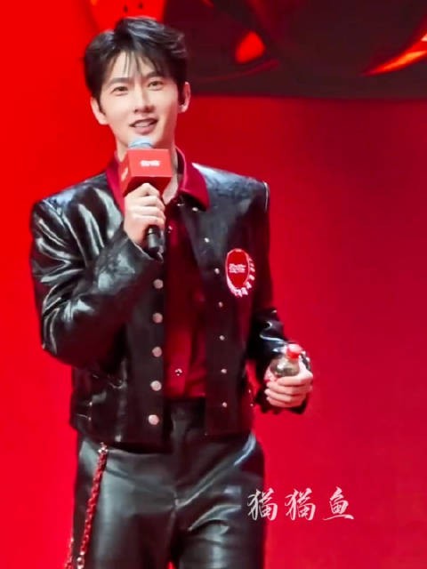 杨洋直拍太可爱了太帅了,杨洋听到粉丝喊他脱衣服的反应好萌 !