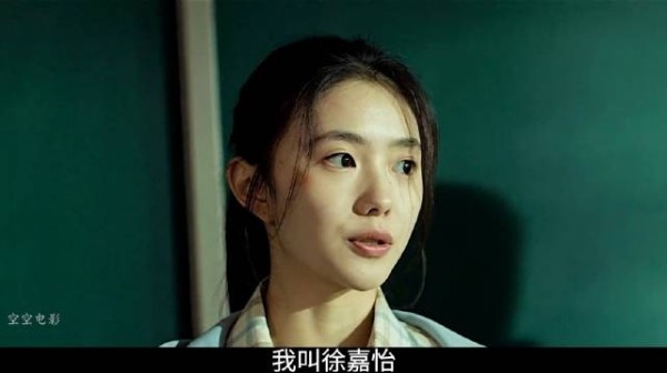 转学第一天，就放狠话，第二天不雅照贴满墙，这女孩经历了什么