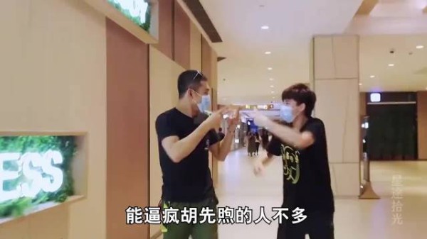 王彦霖太逗了,一句“欢迎光临”就把旁边的胡先煦逗得哈哈大笑