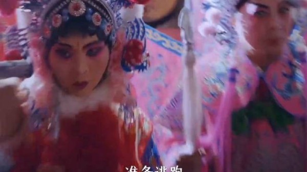 特务率队包围戏班进行搜捕，八路军小伙连环计脱身