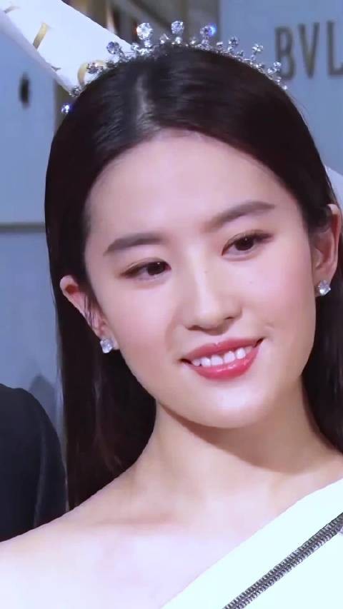 近距离下的刘亦菲美爆了也夯爆了，颜值状态双双在线，惊艳得让人挪不开眼