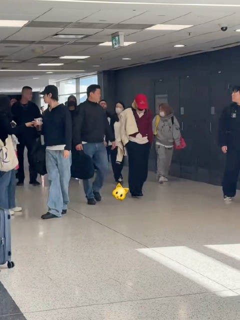 261030 悉尼国际机场入境 这衣服咋穿的 一半一半 看着还挺潮 Cr.荧光色