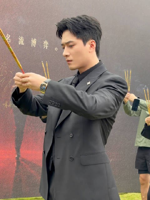 王皓祯名流上香四拜祈求顾氏平安顺遂