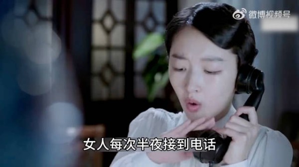 女子每次接电话故意用手指摩擦话筒