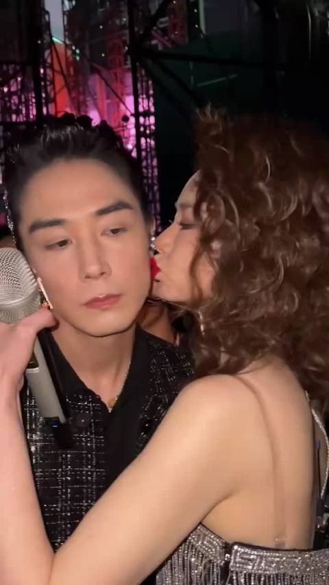 戚薇上台前在李承铉脸上留唇印，杨紫伴唱