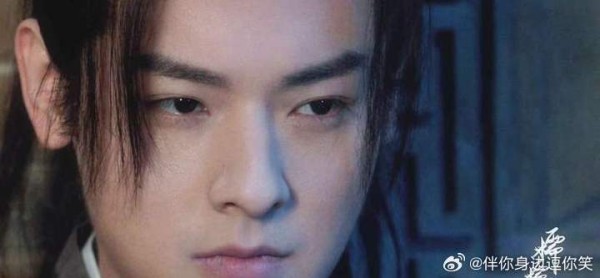 问：怎么变成一个偏执少年 答：一个眼神足矣