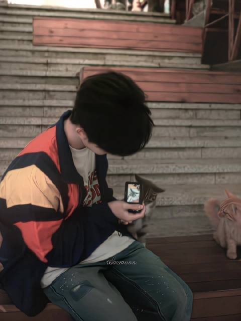 糟糕!猫尾巴藏不住了