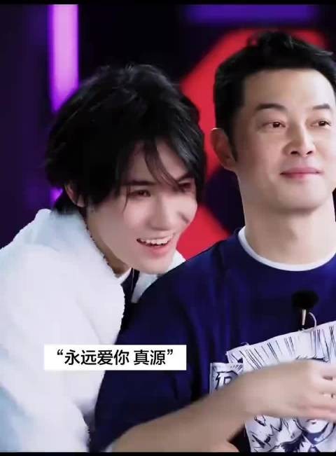 沙溢牵手搂腰张真源 奔跑吧再现本能动作
