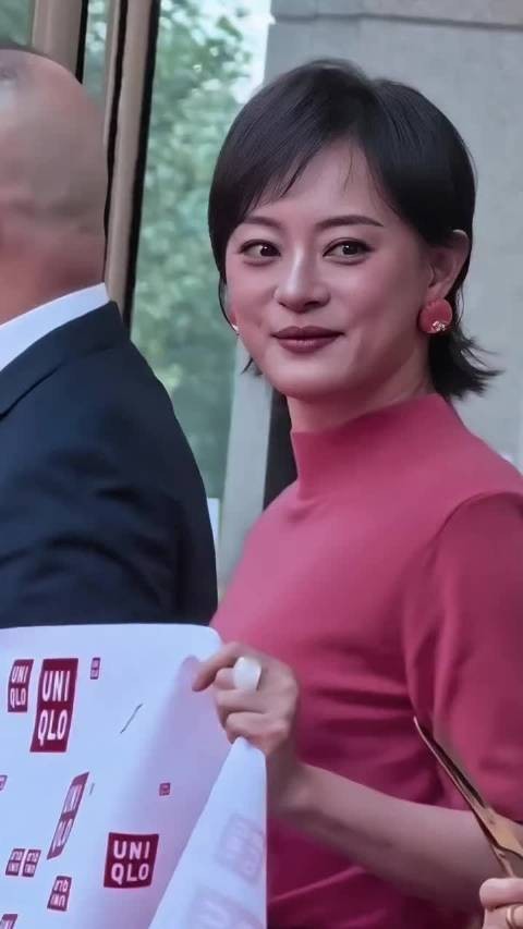44岁孙俪上海剪彩 短发红衫身材纤瘦状态紧致