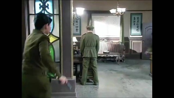 干掉一众敌人后,女人直冲桌前,瞬间拿下关键布局,局势就此逆转!