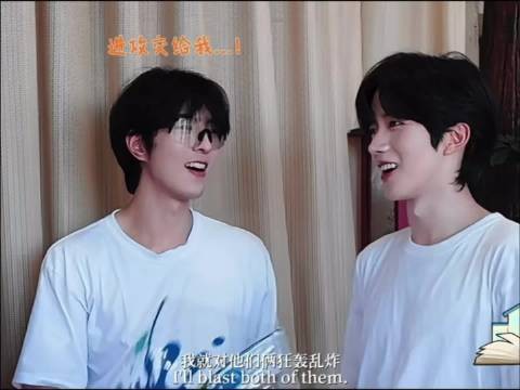 邱邱自述二打一狂轰乱炸,弟弟被哥哥宝着笑得合不拢嘴