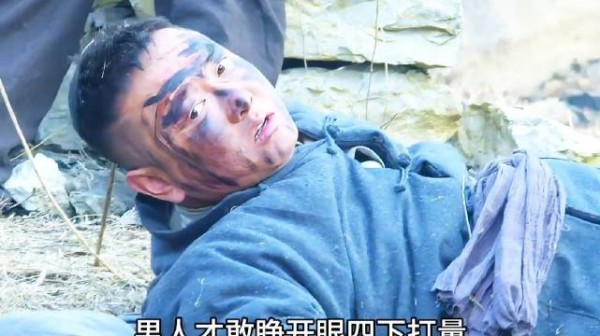 男人利用尸体装死,与鬼子斗智斗勇!
