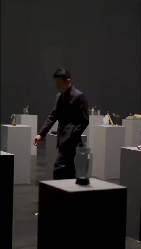 抢不到票先看华仔,刘sir步伐帅足一辈子