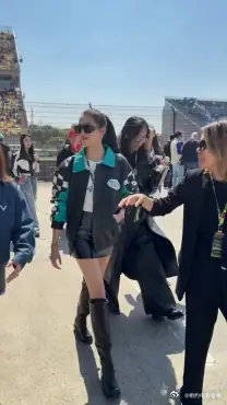 关晓彤现身赛车场,这身潮服太燃了,肤白貌美可爱的邻家女孩